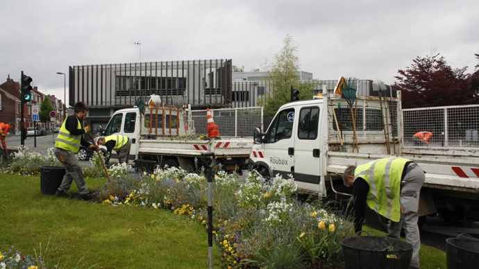 Quelques jours avant le déconfinement, les équipes ont commencé la déplantation des massifs. Les agents restent à un mètre de distance minimum. © L. Hespel